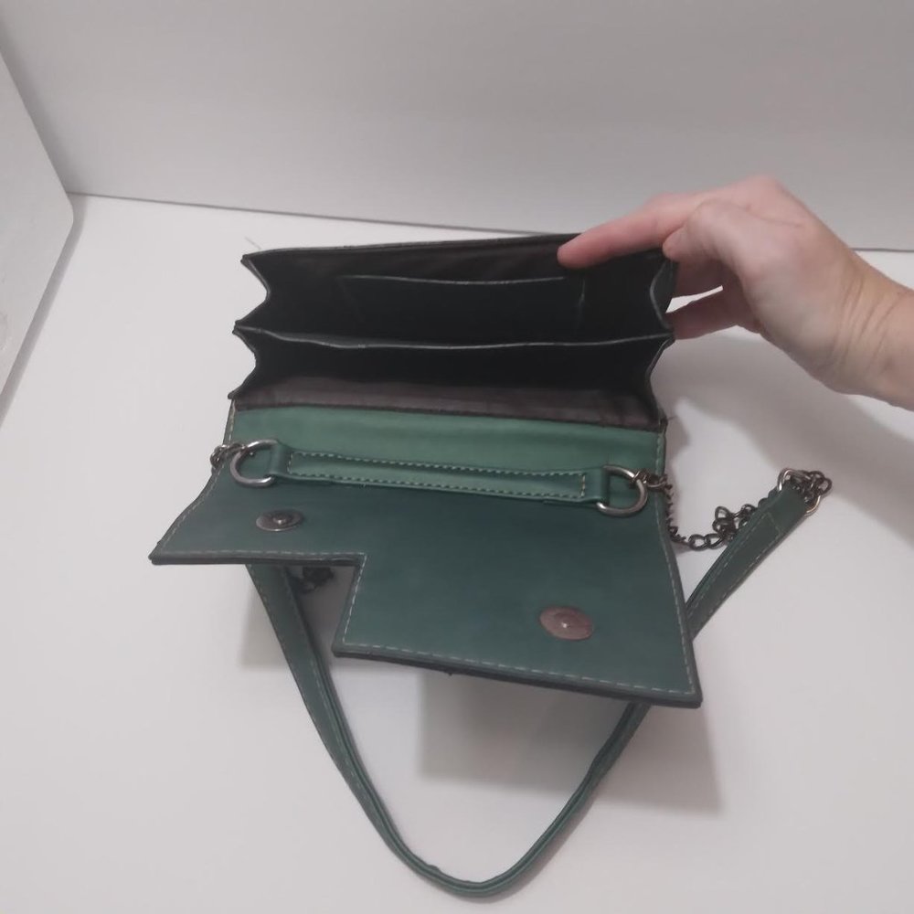 Green Crossbody Bag with Chain Strap and Silver Slide Bolt Latch Lock Unique - Picture 5 of 7